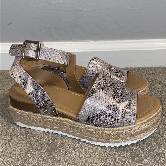 Soda platform sandal